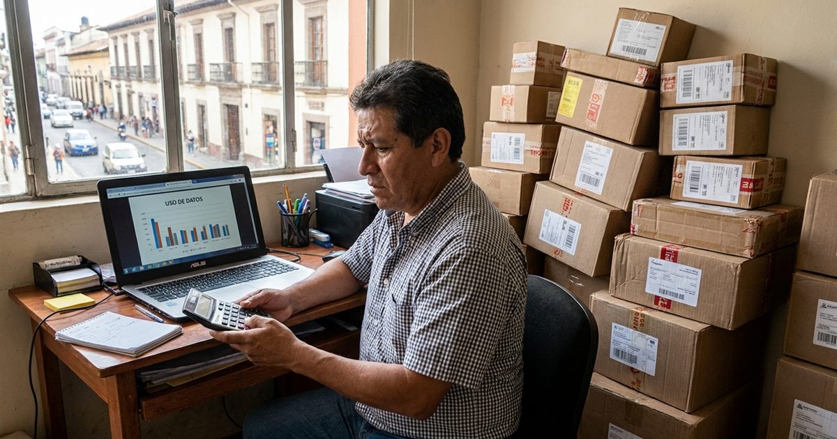 Dueño de un courier latinoamericano revisando cuántas guías ha usado del plan de su software de paquetería para evitar costos de excedente